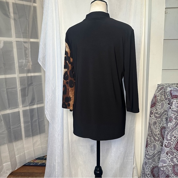 3/$20 💥 Leopard Animal Print & Black Mock Neck Blouse 3/4 Sleeve Stretchy Chic - Picture 5 of 14
